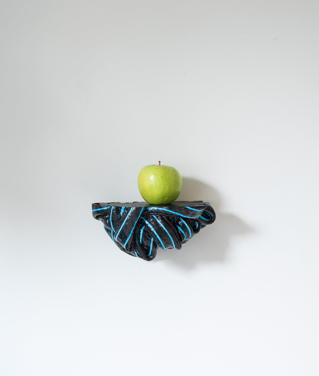 Waldraud-StudioThierAndVanDaalen-Wallshelf-BlueAndBlack-02